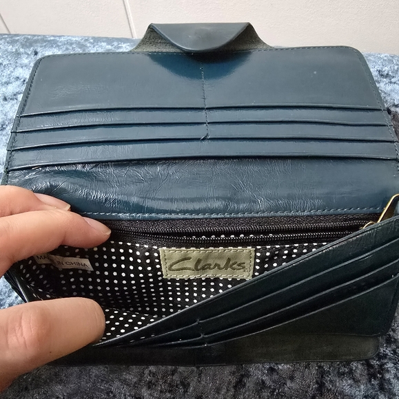 Clarks dark green leather wallet - Picture 5 of 8